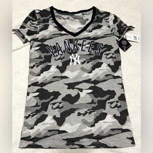 NWT New York Yankees women’s XS v-neck tshirt